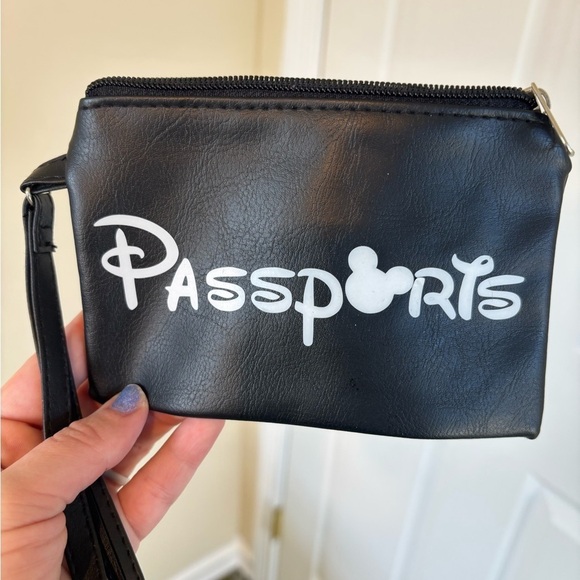 DISNEY | Passport Holder Custom Designed New Unused - Picture 1 of 3